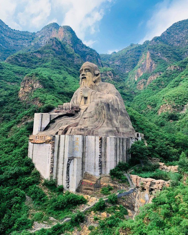Tượng Lão Tử tương đương tòa nhà 18 tầng, nằm giữa núi rừng ở Trung Quốc - Ảnh 1.