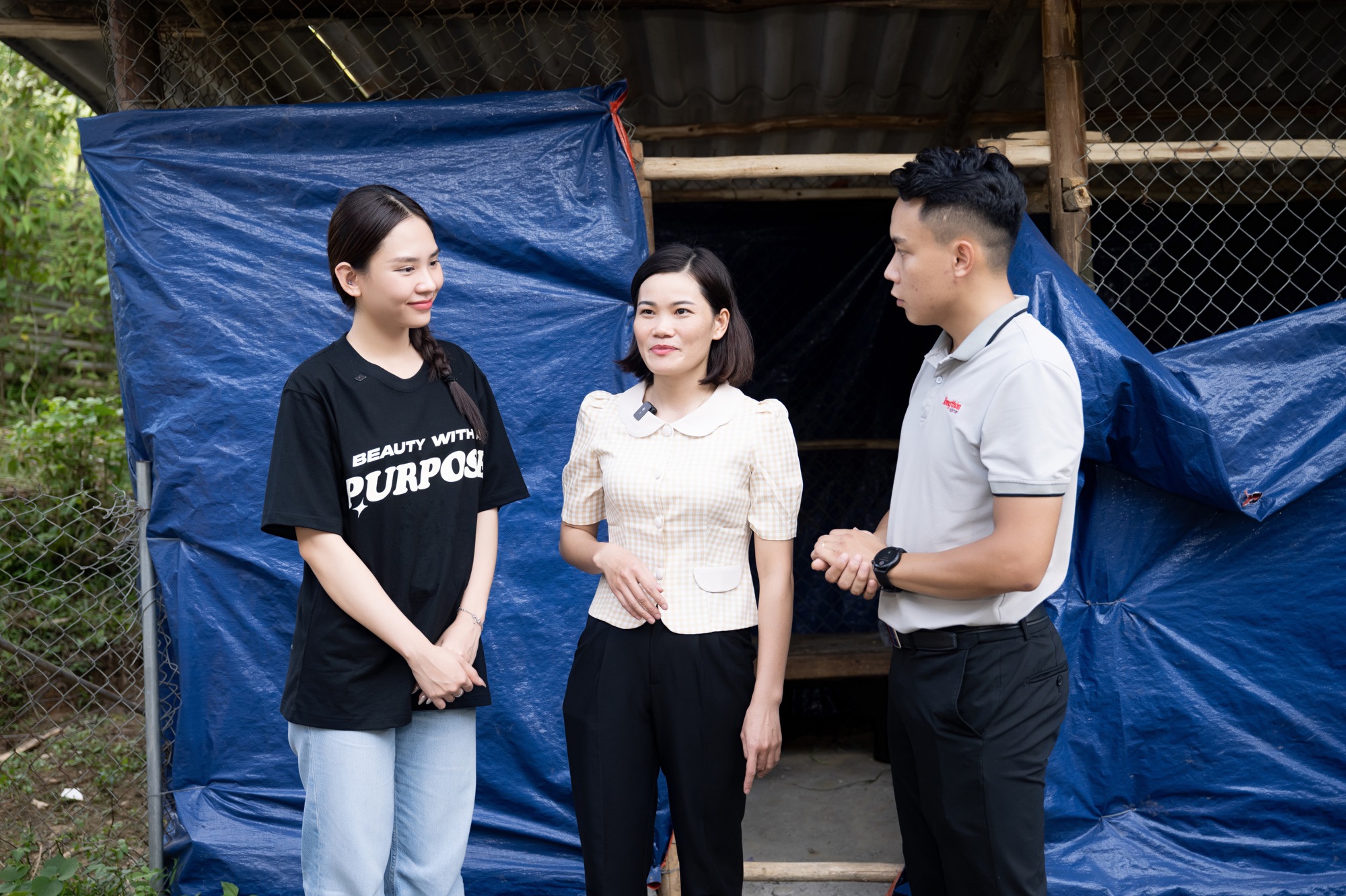Hoa hậu Mai Phương đến thăm và tặng quà cho học sinh nghèo Bắc Kạn nhân dịp khai giảng - Ảnh 10.
