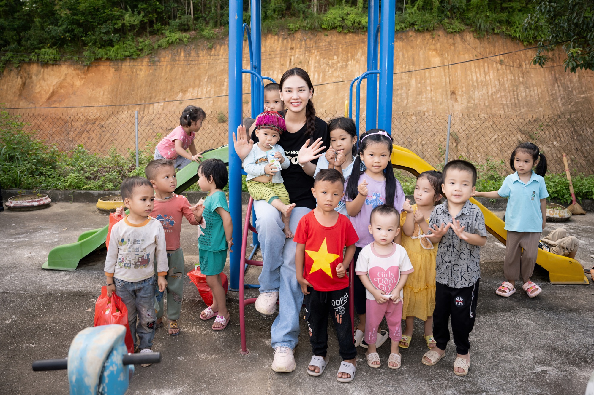 Hoa hậu Mai Phương đến thăm và tặng quà cho học sinh nghèo Bắc Kạn nhân dịp khai giảng - Ảnh 14.