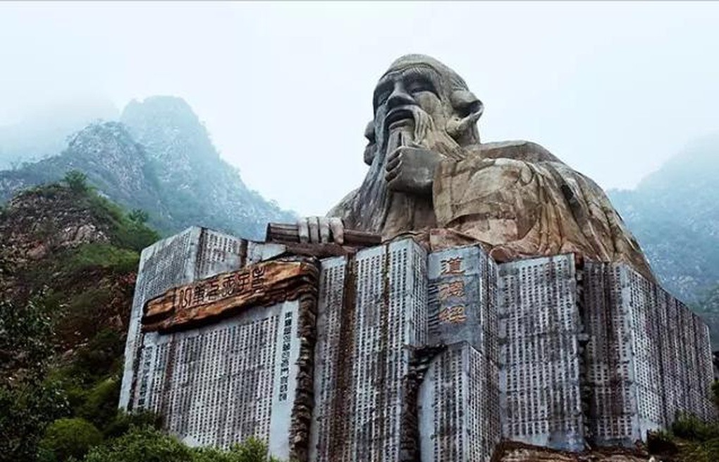 Tượng Lão Tử tương đương tòa nhà 18 tầng, nằm giữa núi rừng ở Trung Quốc - Ảnh 2.