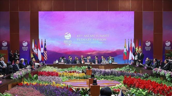 Thủ tướng Phạm Minh Chính dự phiên toàn thể Hội nghị cấp cao ASEAN 43 - Ảnh 2.