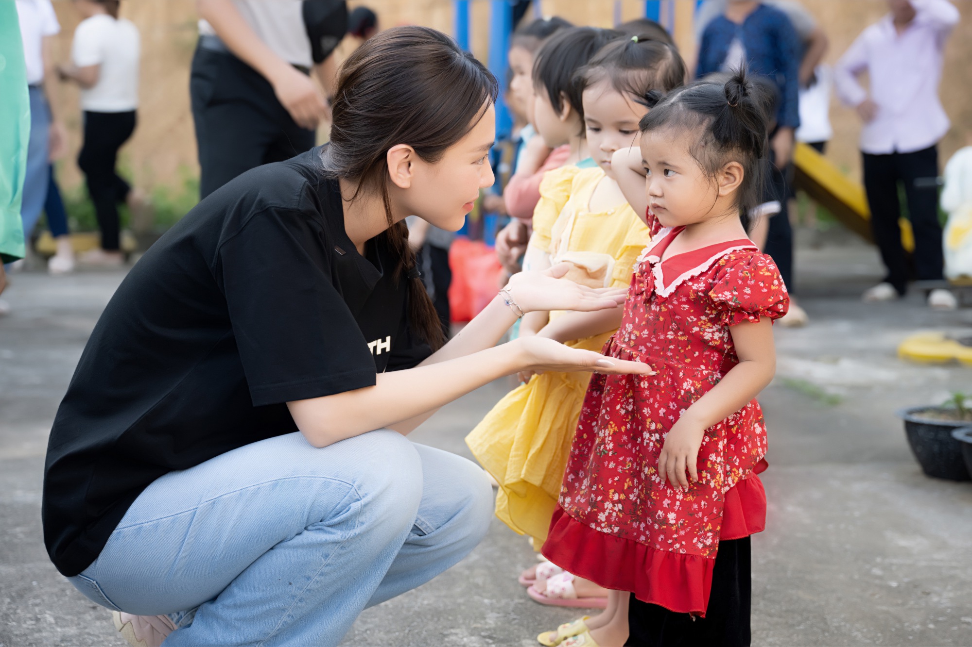 Hoa hậu Mai Phương đến thăm và tặng quà cho học sinh nghèo Bắc Kạn nhân dịp khai giảng - Ảnh 3.