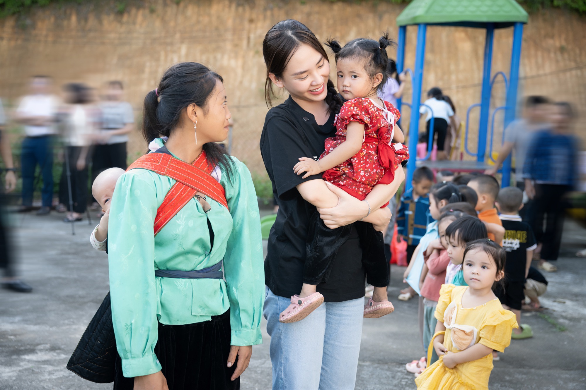 Hoa hậu Mai Phương đến thăm và tặng quà cho học sinh nghèo Bắc Kạn nhân dịp khai giảng - Ảnh 4.