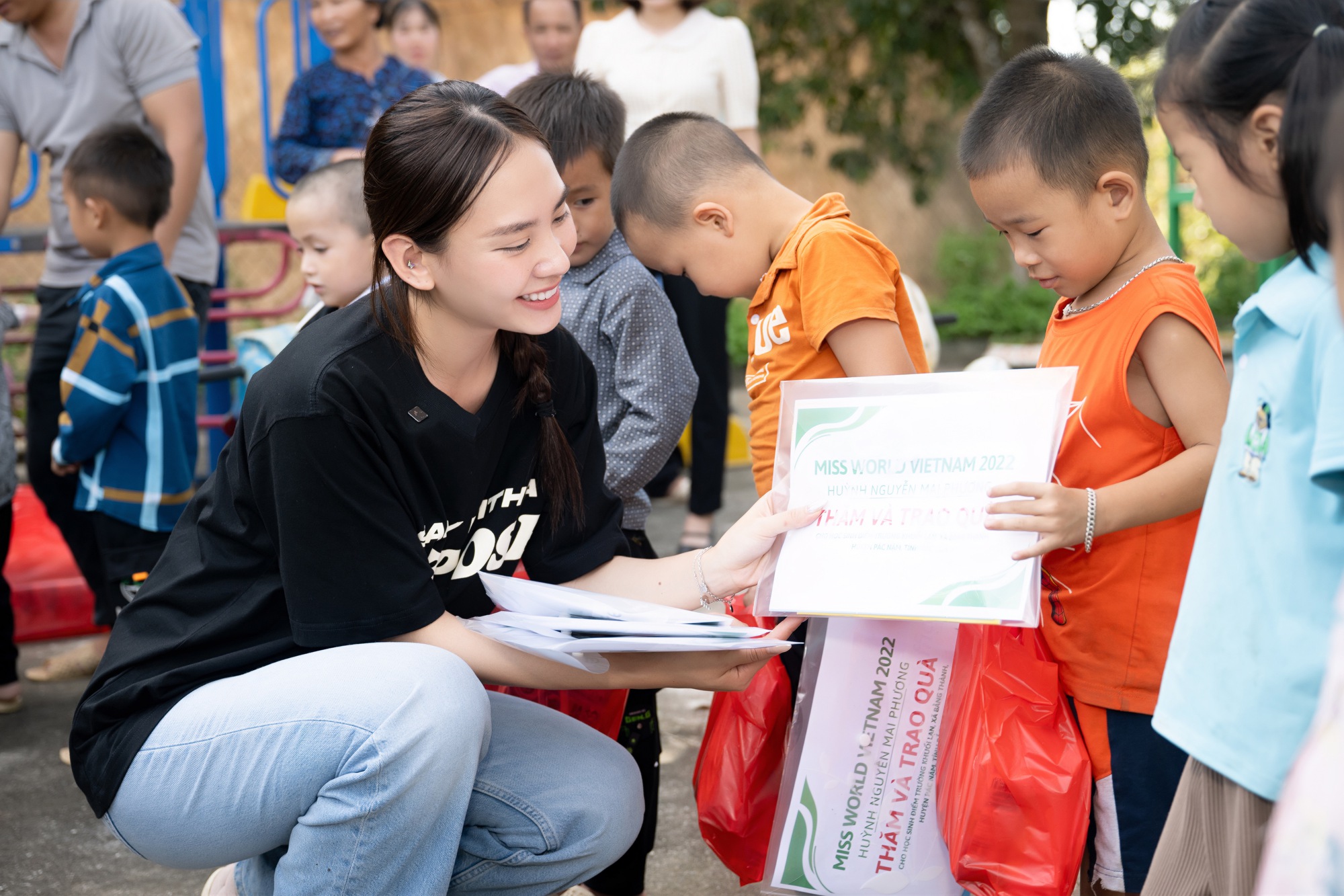 Hoa hậu Mai Phương đến thăm và tặng quà cho học sinh nghèo Bắc Kạn nhân dịp khai giảng - Ảnh 5.