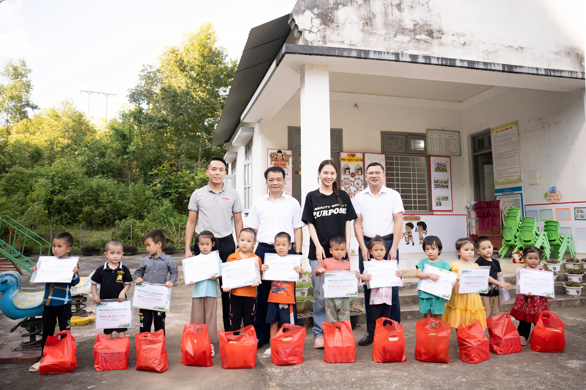 Hoa hậu Mai Phương đến thăm và tặng quà cho học sinh nghèo Bắc Kạn nhân dịp khai giảng - Ảnh 6.