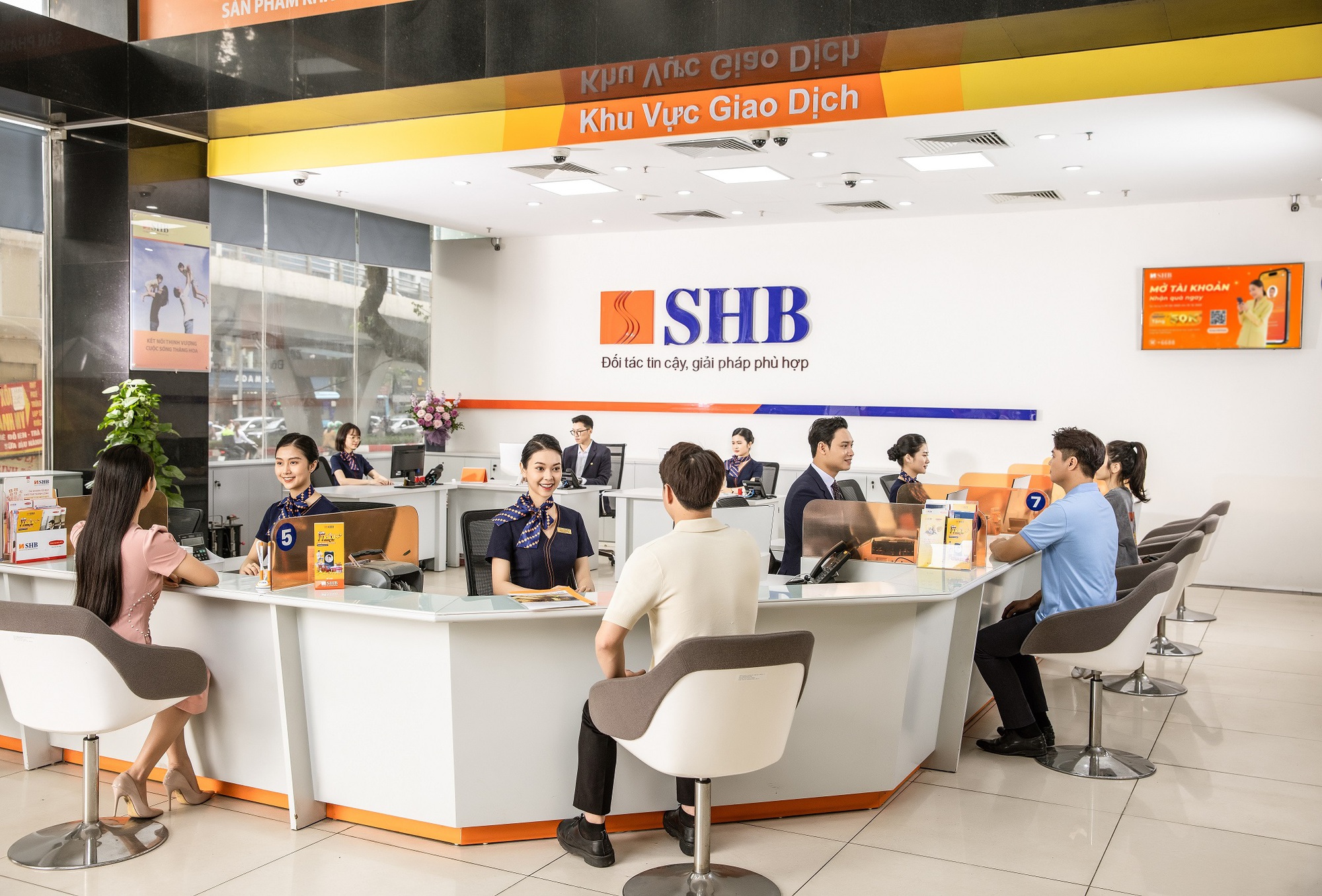 Kỷ niệm 30 năm thành lập, SHB dành 6000 phần quà tặng khách hàng doanh nghiệp - Ảnh 2.