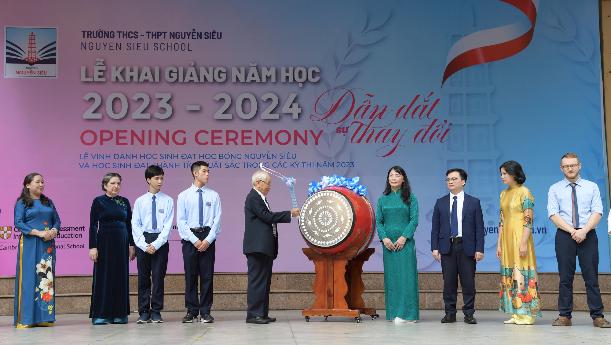 Học sinh Hà Nội vừa bỡ ngỡ, vừa háo hức trong ngày khai giảng năm học mới 2023-2024 - Ảnh 28.