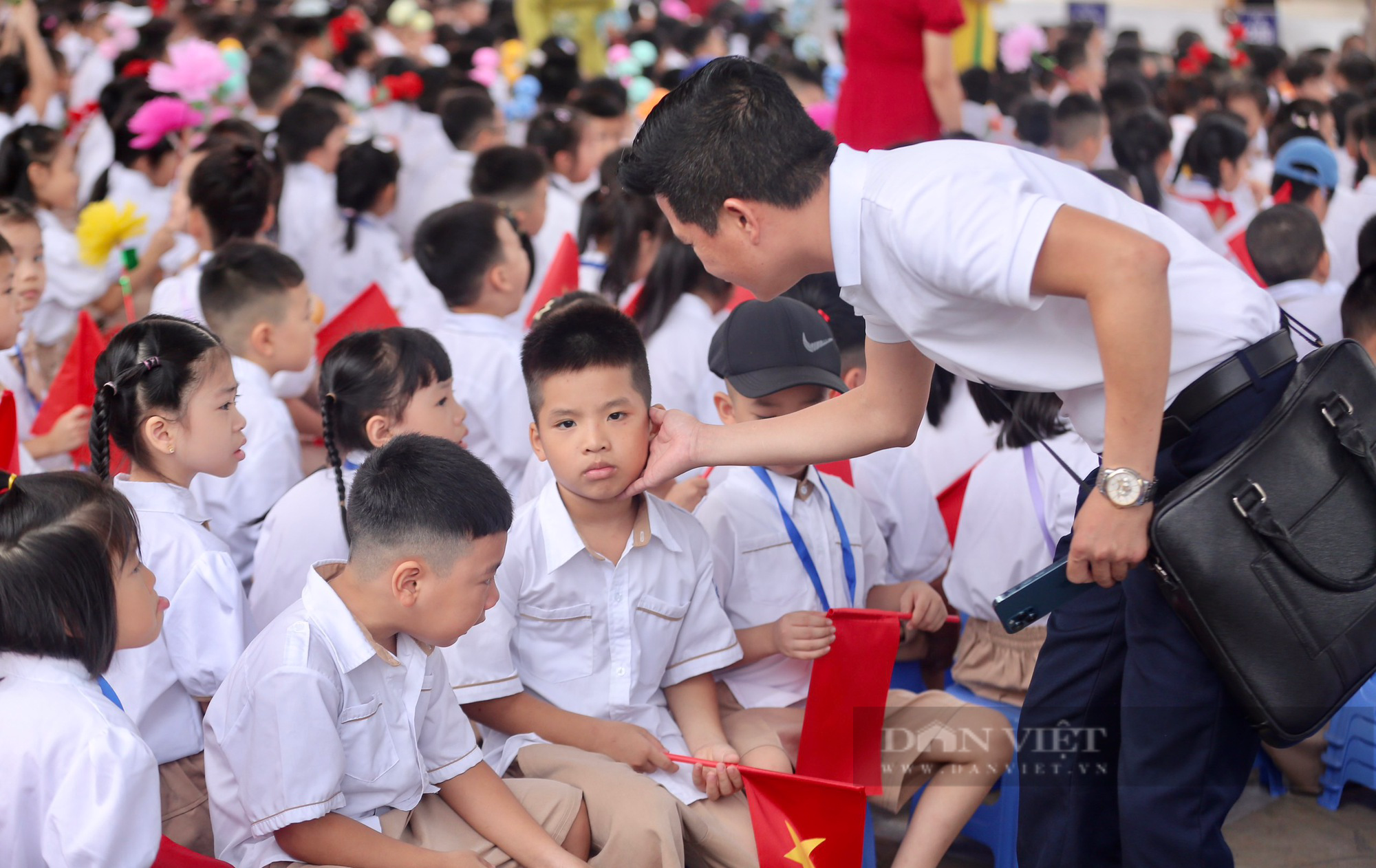 Học sinh bám lấy bố mẹ trong ngày khai giảng năm học mới 2023-2024 - Ảnh 14.