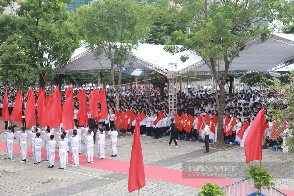 Học sinh bám lấy bố mẹ trong ngày khai giảng năm học mới 2023-2024 - Ảnh 1.