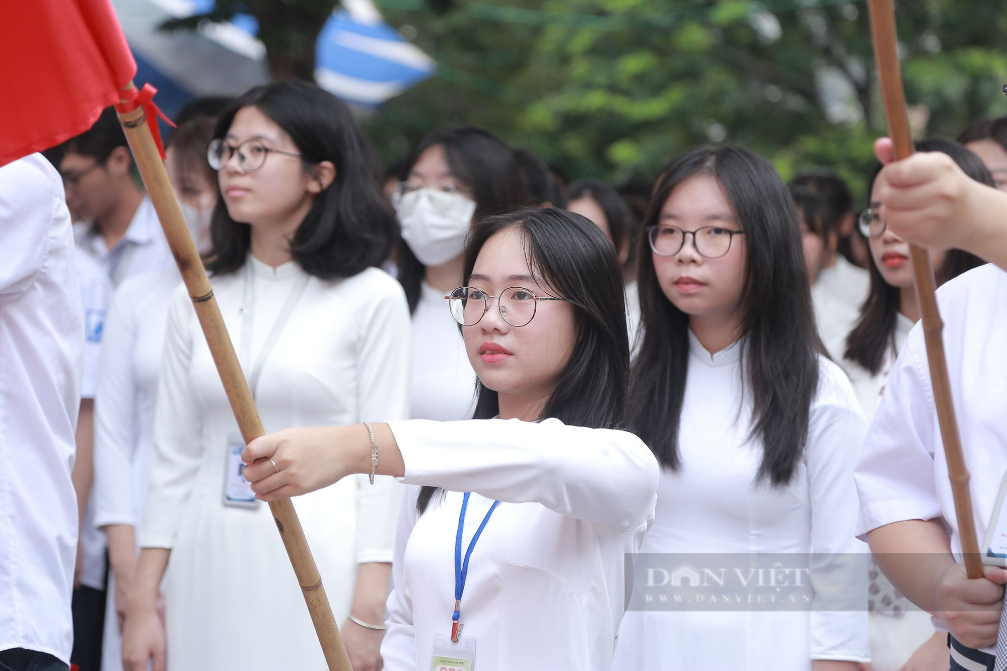 Học sinh Hà Nội vừa bỡ ngỡ, vừa háo hức trong ngày khai giảng năm học mới 2023-2024 - Ảnh 4.