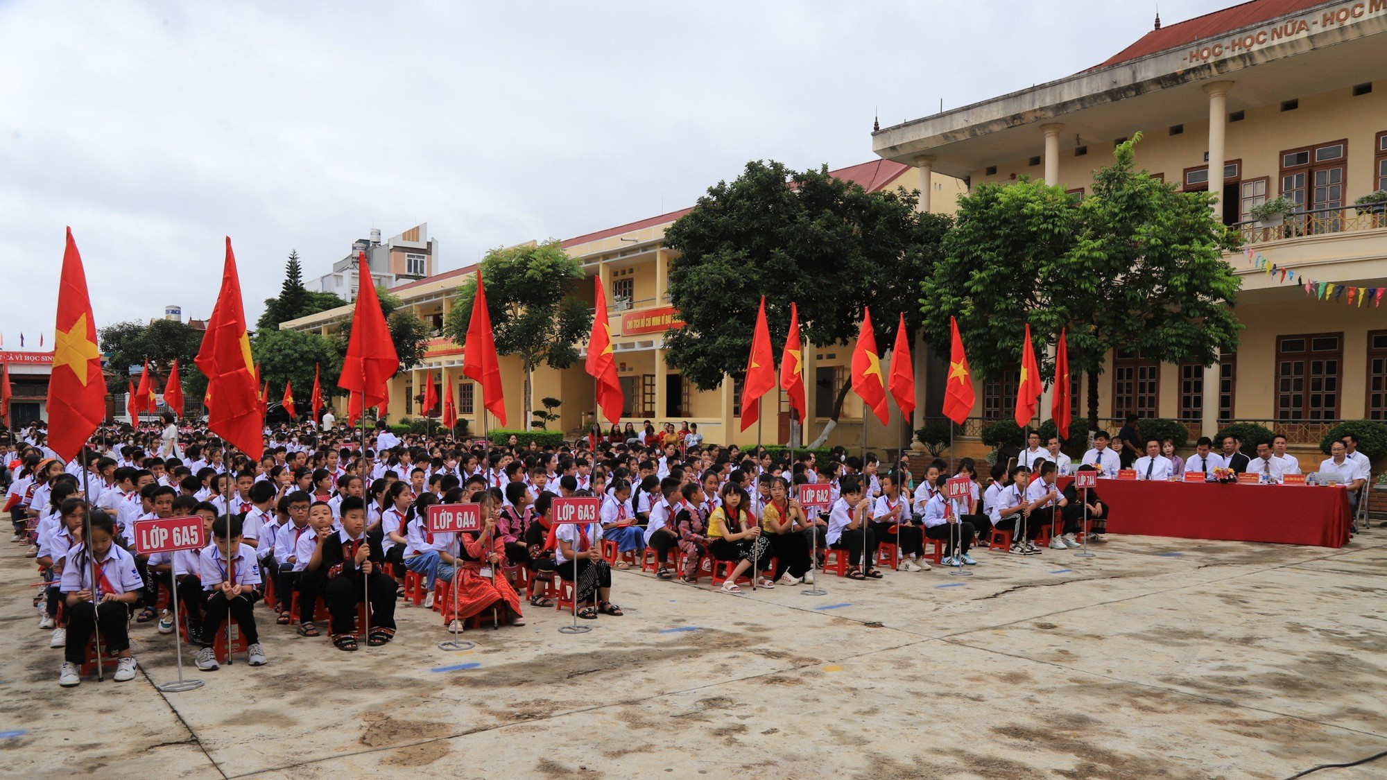 Học sinh vùng cao Sơn La nô nức đến trường dự khai giảng - Ảnh 2.
