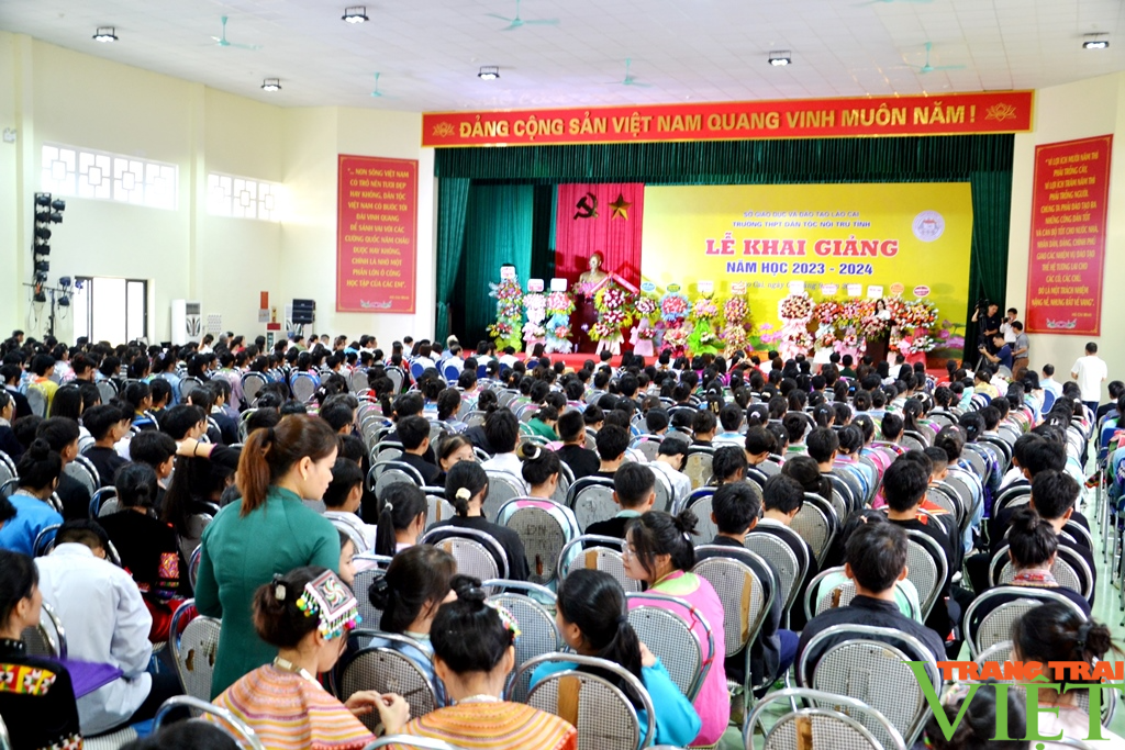 Bí thư Tỉnh ủy Lào Cai Đặng Xuân Phong dự Lễ khai giảng tại Trường THPT Dân tộc nội trú tỉnh - Ảnh 1.