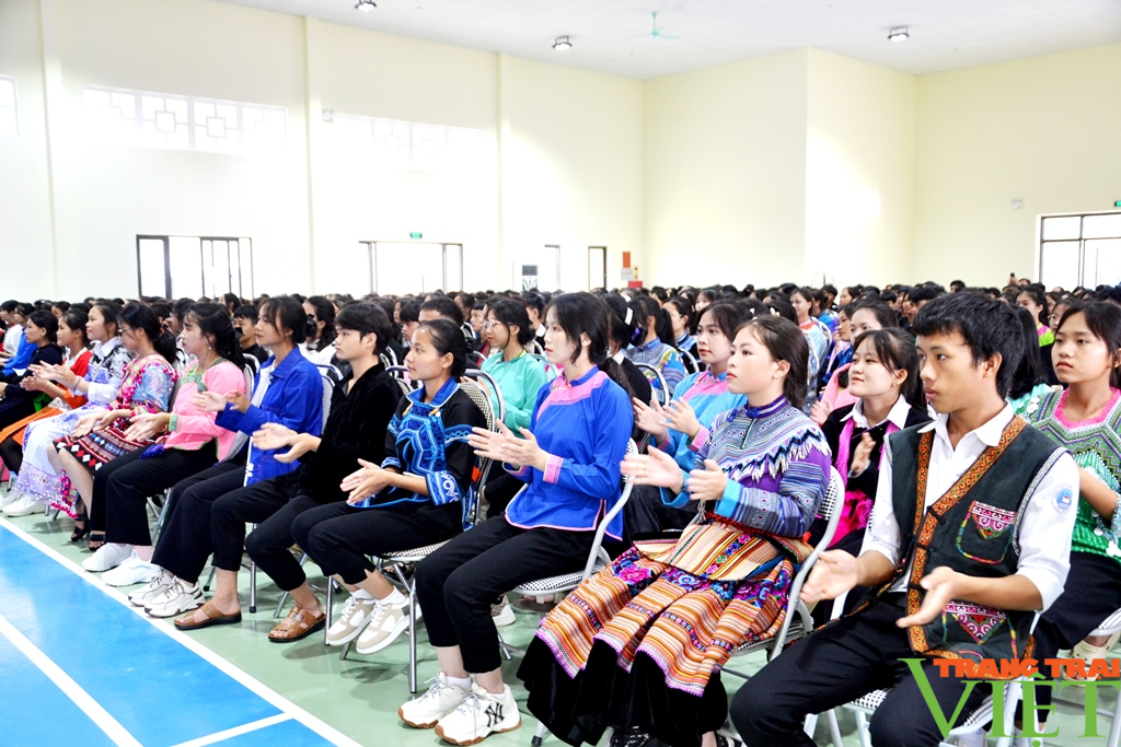 Bí thư Tỉnh ủy Lào Cai Đặng Xuân Phong dự Lễ khai giảng tại Trường THPT Dân tộc nội trú tỉnh - Ảnh 3.