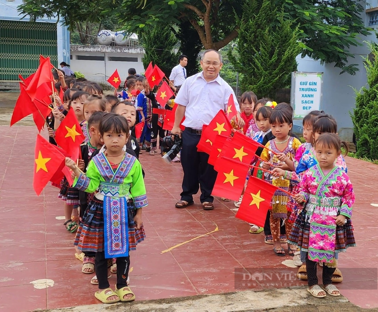 Lai Châu: Học sinh hân hoan chào đón năm học mới, ngành giáo dục thiếu giáo viên  - Ảnh 1.