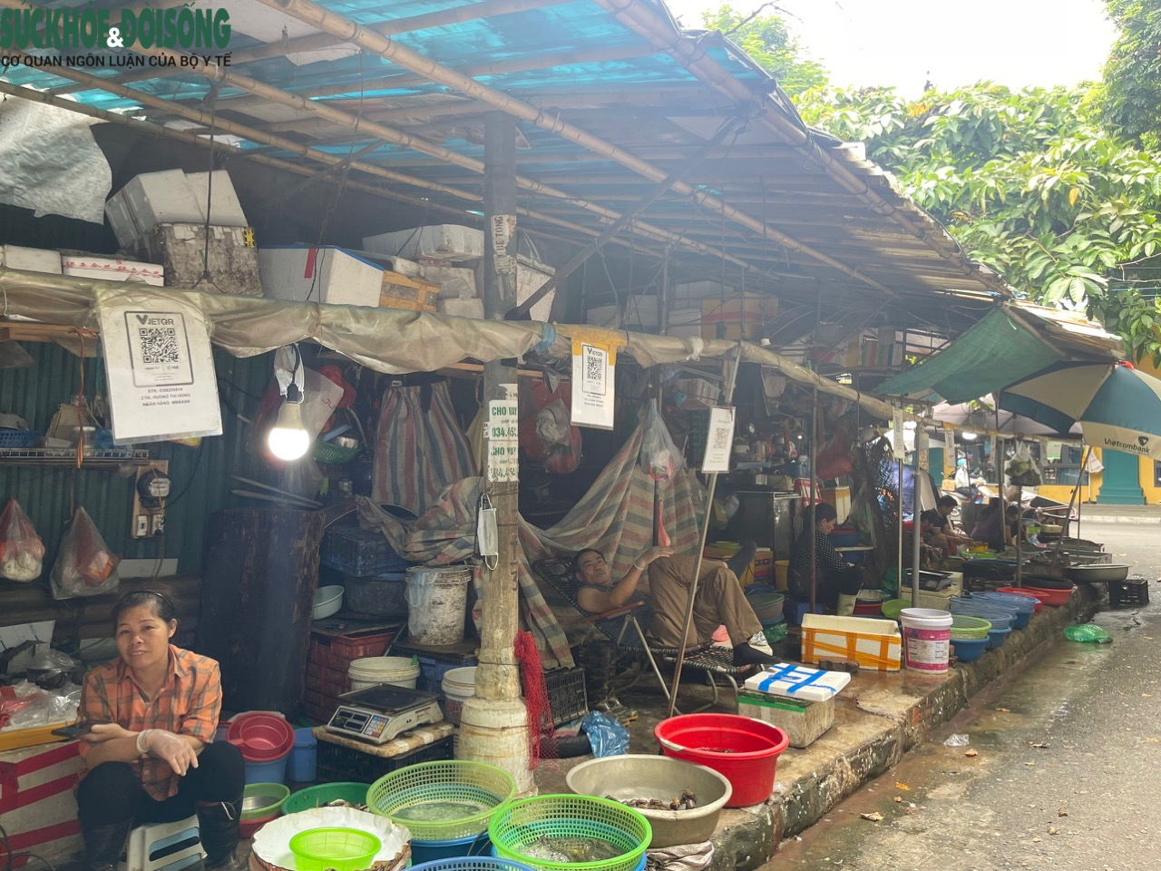 Thanh toán không dùng tiền mặt lên ngôi, uống cốc trà đá, mua mớ rau cũng &quot;ting ting&quot; - Ảnh 1.