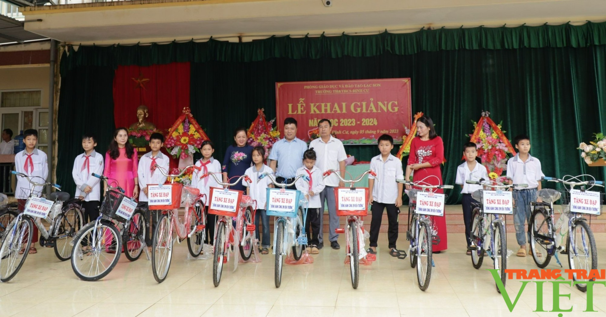 Hòa Bình: Trao 20 chiếc xe đạp cho học sinh có hoàn cảnh khó khăn - Ảnh 1.
