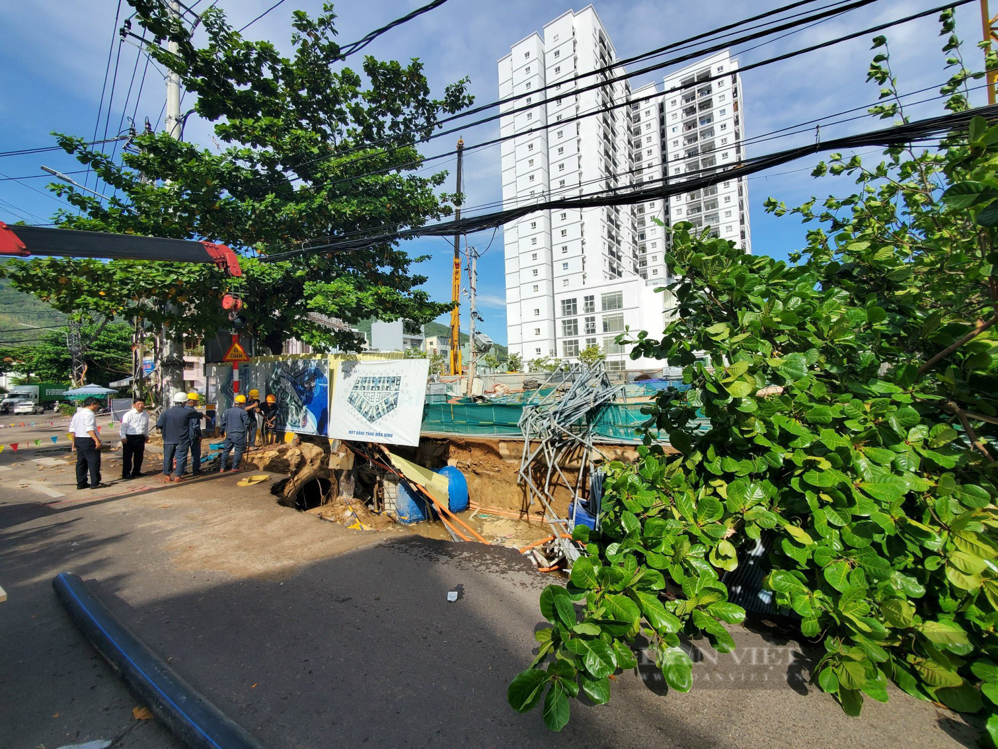 Sụt lún 'nuốt chửng' cây xanh, khiến hơn 4.000 khách hàng bị mất điện tại Bình Định - Ảnh 11.