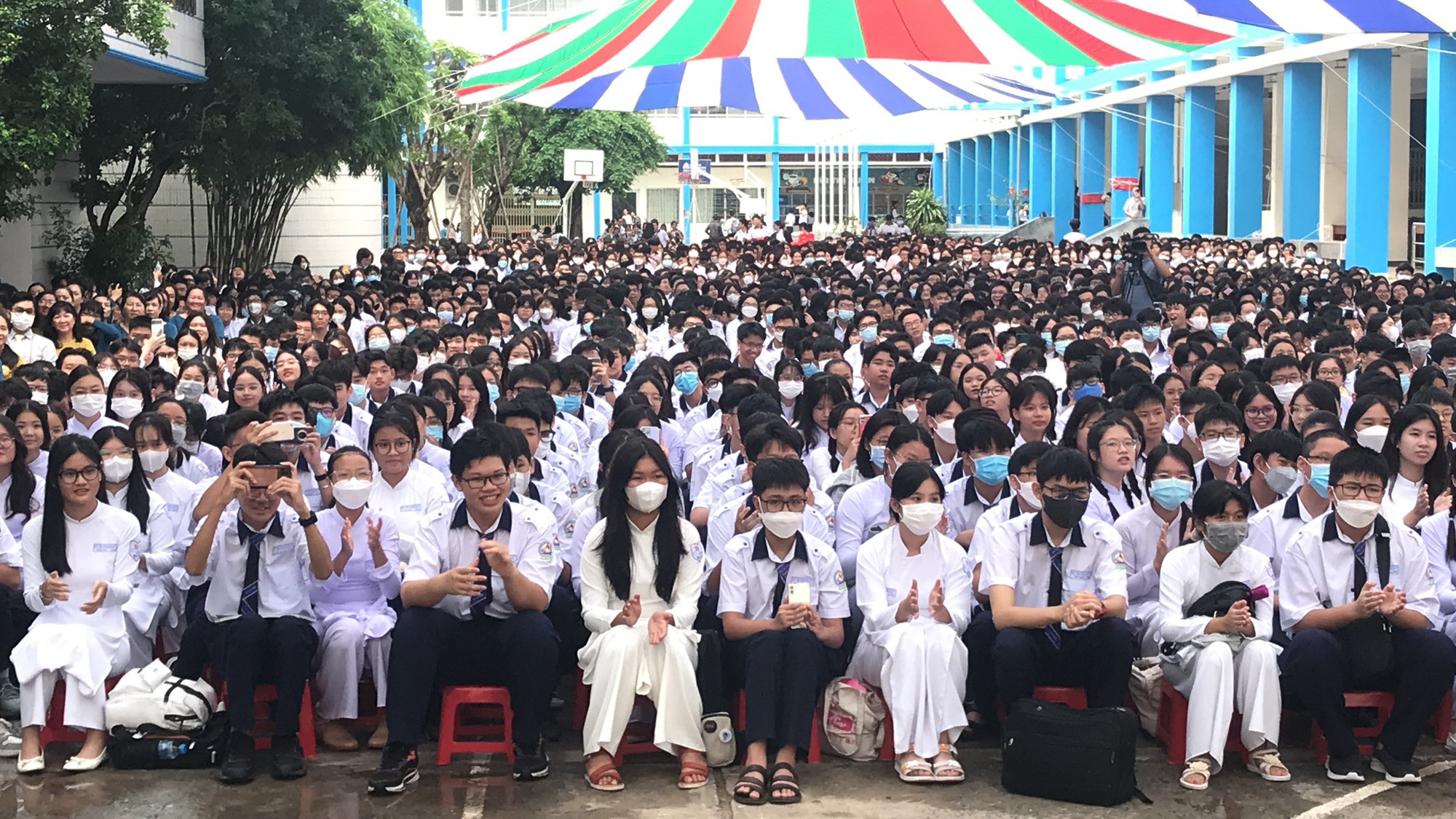 Hiệu trưởng Trường THPT Bùi Thị Xuân nói gì về việc đếm like, share để chấm điểm học sinh - Ảnh 3.
