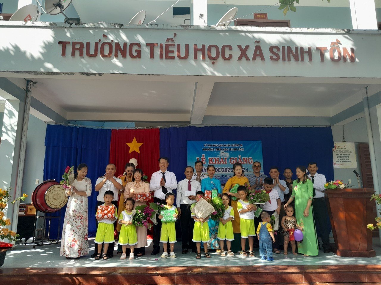 Huyện đảo Trường Sa tưng bừng khai giảng năm học mới - Ảnh 2.