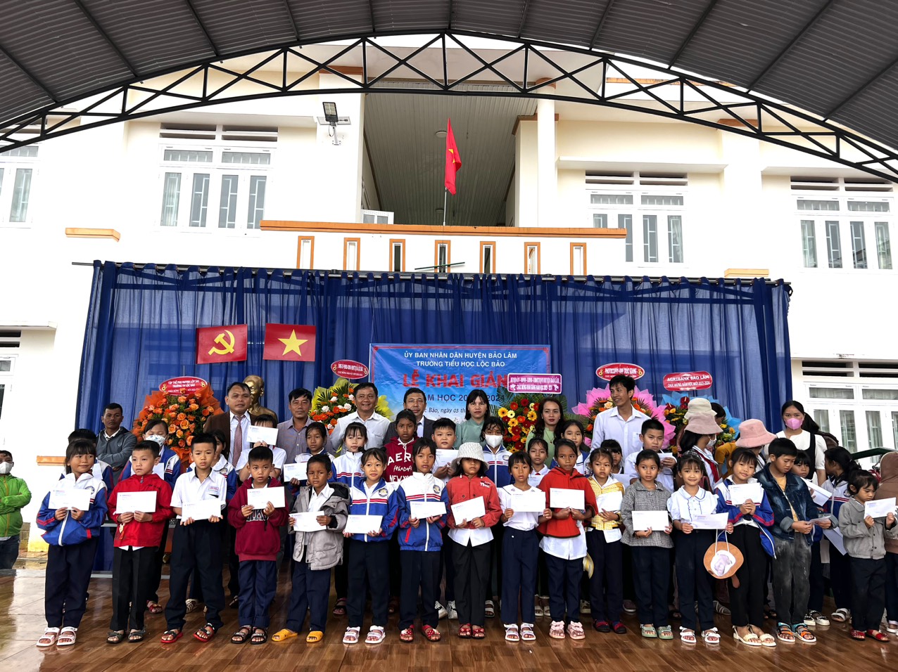 Công ty Thủy điện Đồng Nai trao học bổng trị giá 180 triệu đồng cho học sinh tại 10 điểm trường  - Ảnh 1.
