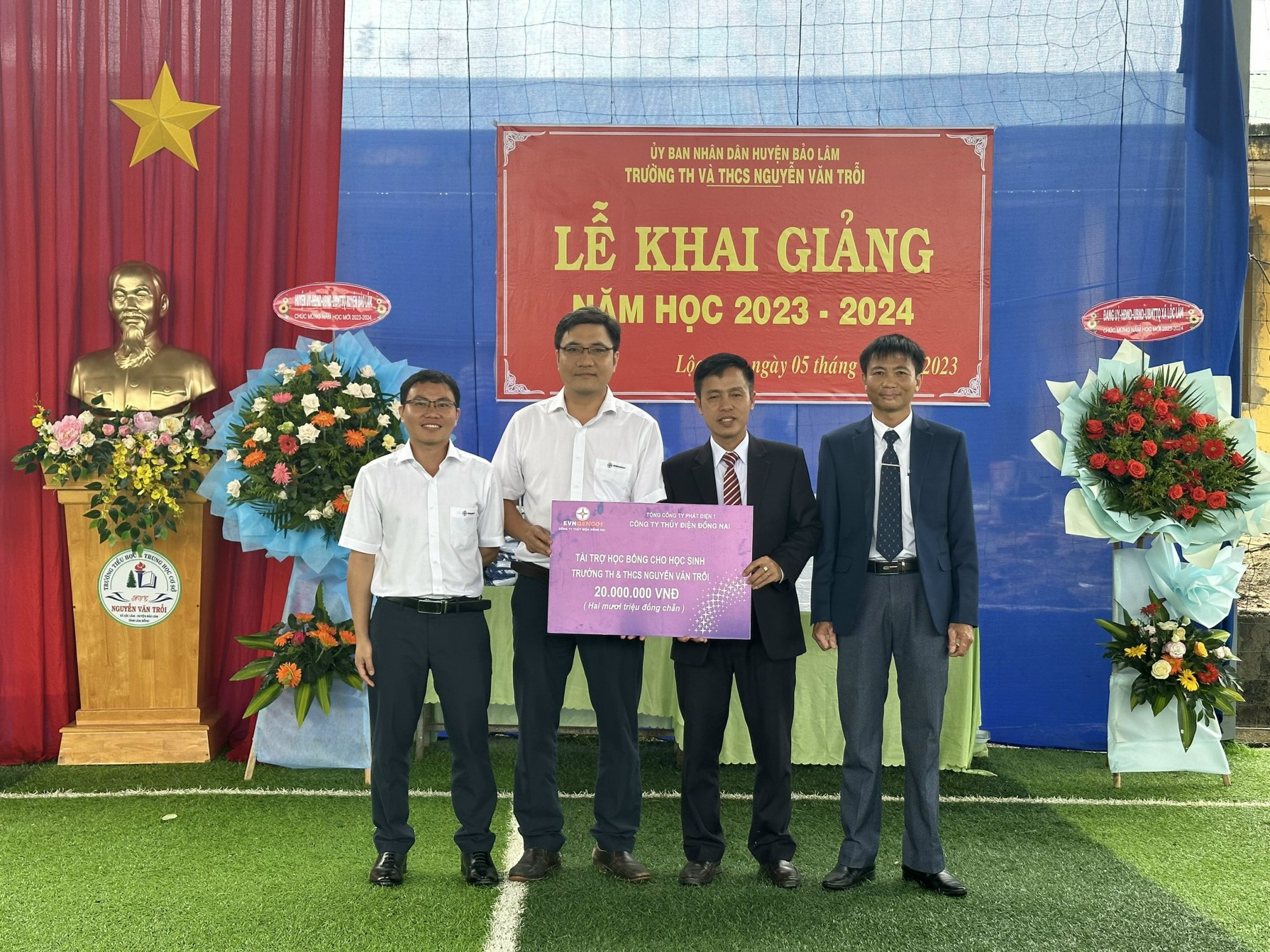 Công ty Thủy điện Đồng Nai trao học bổng trị giá 180 triệu đồng cho học sinh tại 10 điểm trường  - Ảnh 2.