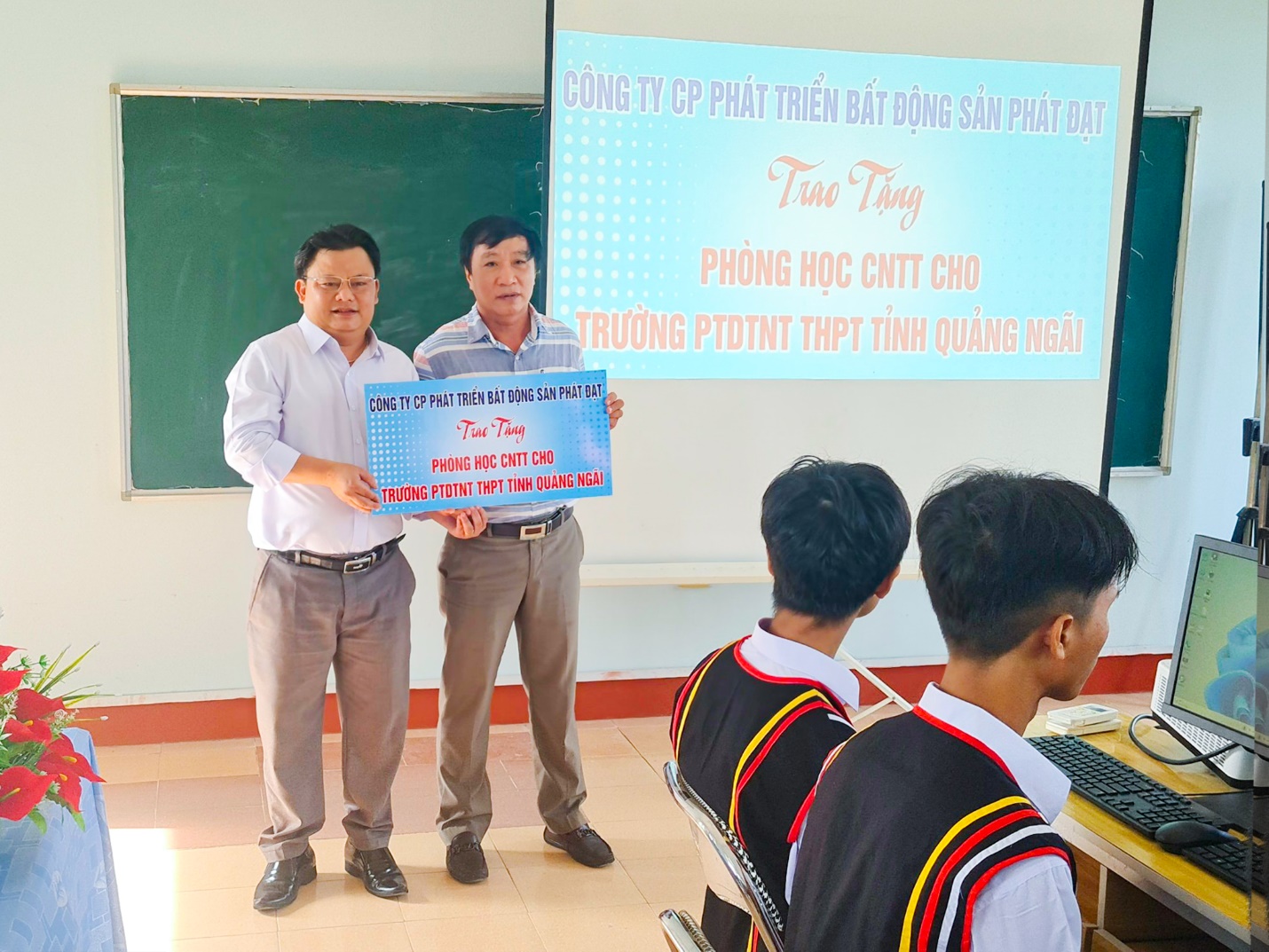 Phát Đạt tặng phòng học công nghệ thông tin cho Trường THPT Dân tộc nội trú Quảng Ngãi - Ảnh 1.