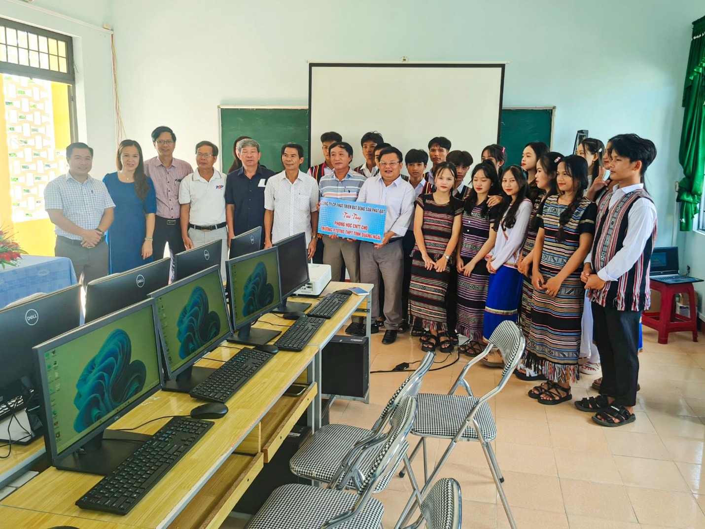 Phát Đạt tặng phòng học công nghệ thông tin cho Trường THPT Dân tộc nội trú Quảng Ngãi - Ảnh 2.