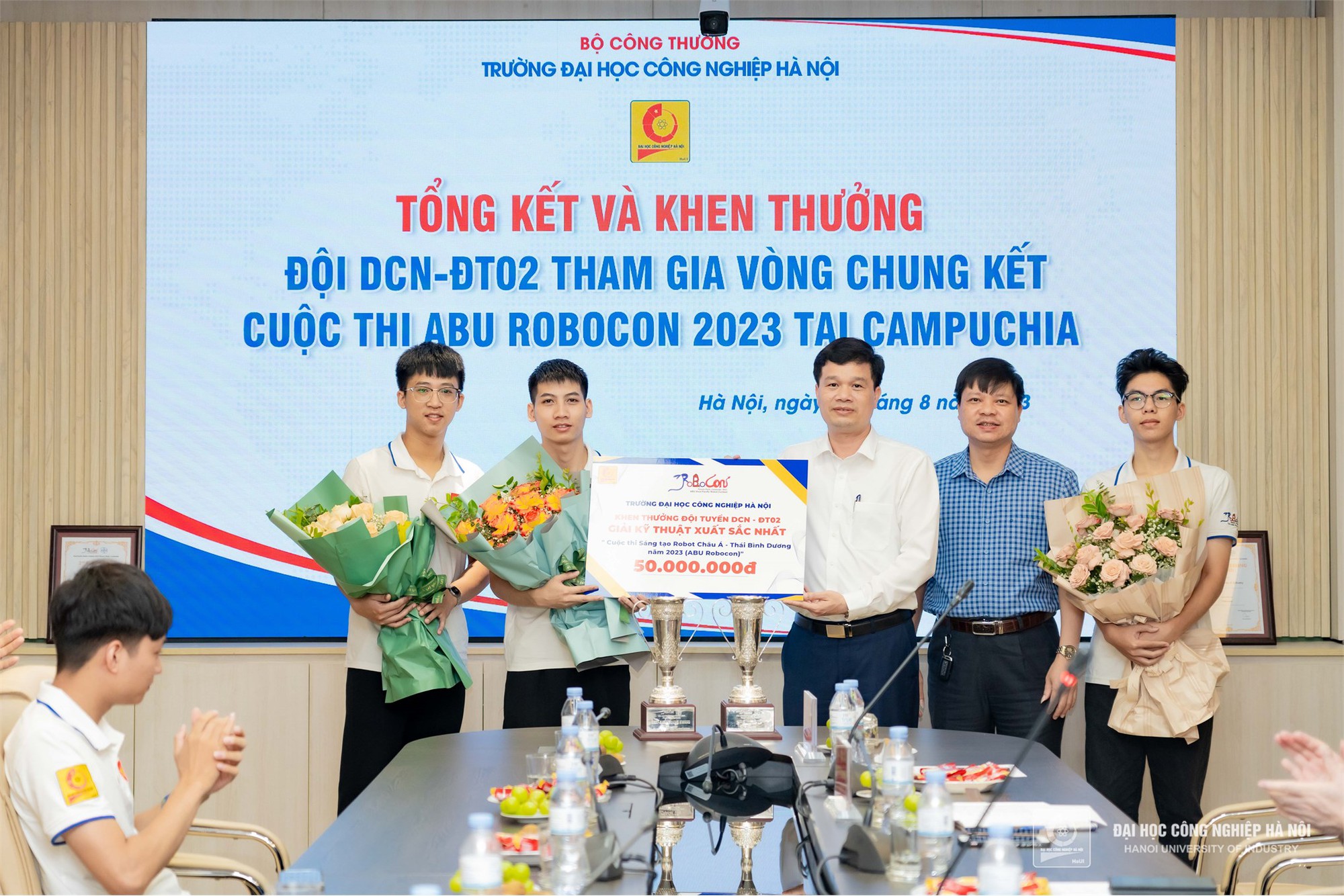 Trường Đại học Công nghiệp Hà Nội khen thưởng 200 triệu đồng đội tuyển Robocon DCN-ĐT02 - Ảnh 1.