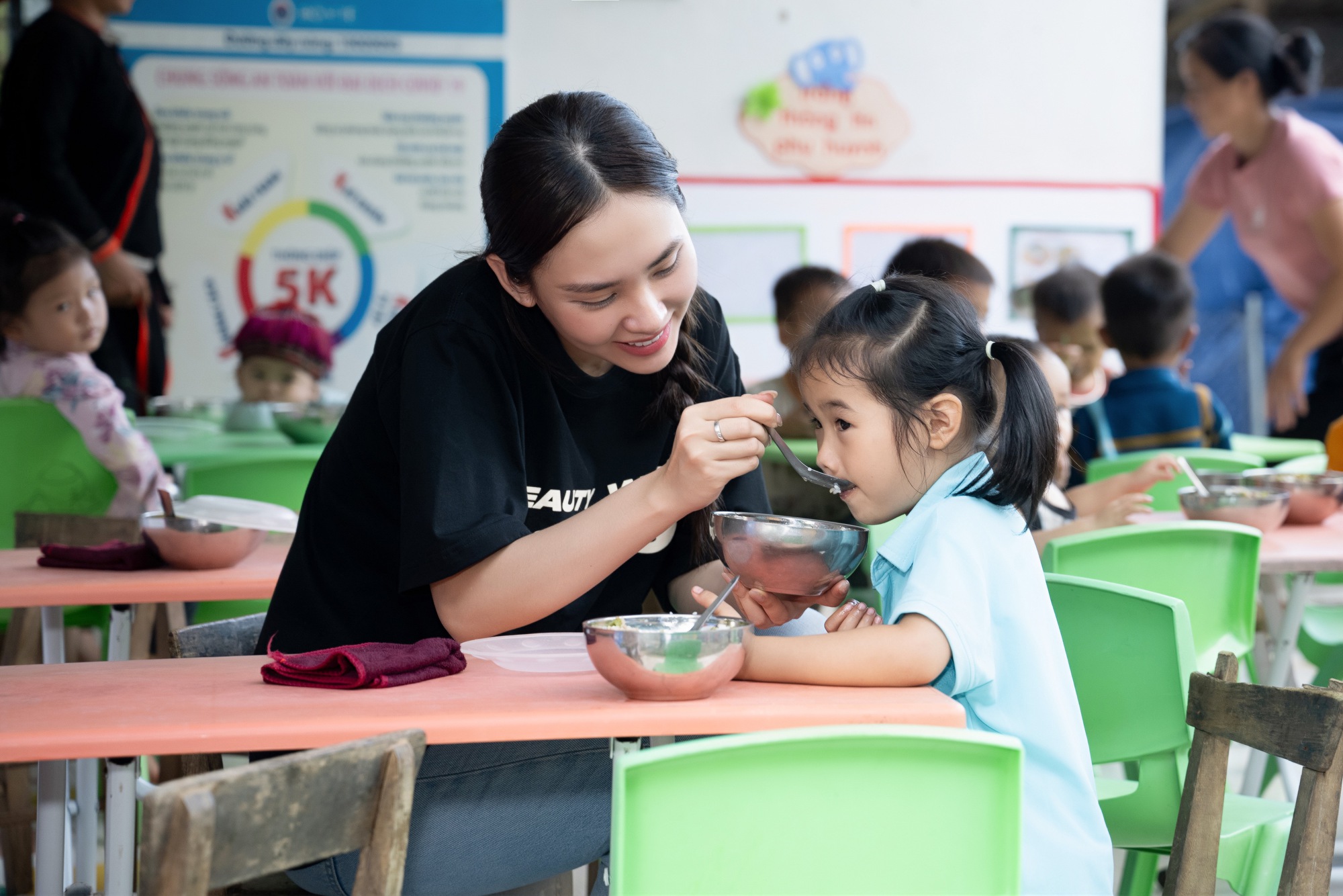 Hoa hậu Mai Phương đến thăm và tặng quà cho học sinh nghèo Bắc Kạn nhân dịp khai giảng - Ảnh 13.