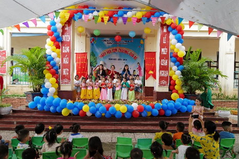 Quỹ sữa Vươn Cao Việt Nam và Vinamilk trao sữa đến trẻ em nhân dịp năm học mới - Ảnh 2.