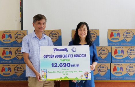 Quỹ sữa Vươn Cao Việt Nam và Vinamilk trao sữa đến trẻ em nhân dịp năm học mới - Ảnh 4.