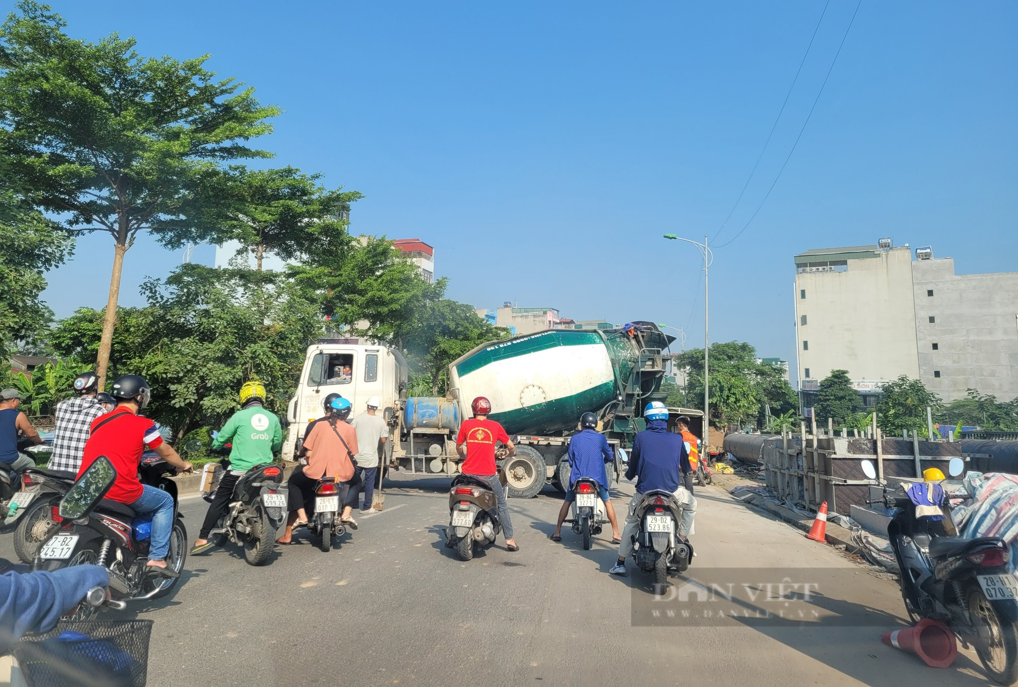 Hà Nội: Đào đường thi công giữa giờ cao điểm gây ùn tắc giao thông - Ảnh 1.