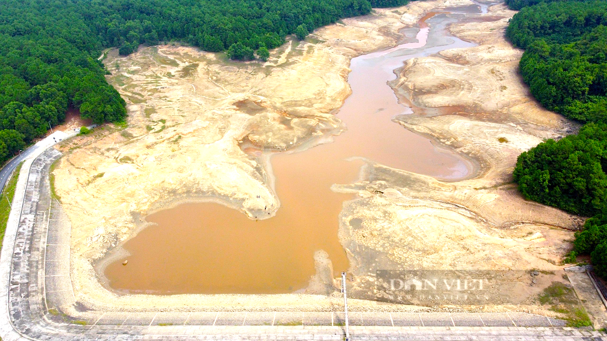 Hà Tĩnh: Hồ Thiên Tượng cạn trơ đáy, hơn 1.2 vạn hộ dân nguy cơ thiếu nước sinh hoạt - Ảnh 1.