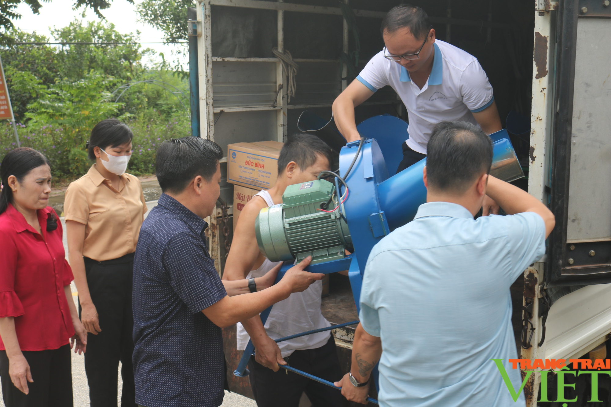 Hội Nông dân Lào Cai: Bàn giao vật tư, thiết bị xây dựng mô hình xử lý rác thải, bảo vệ môi trường  - Ảnh 2.