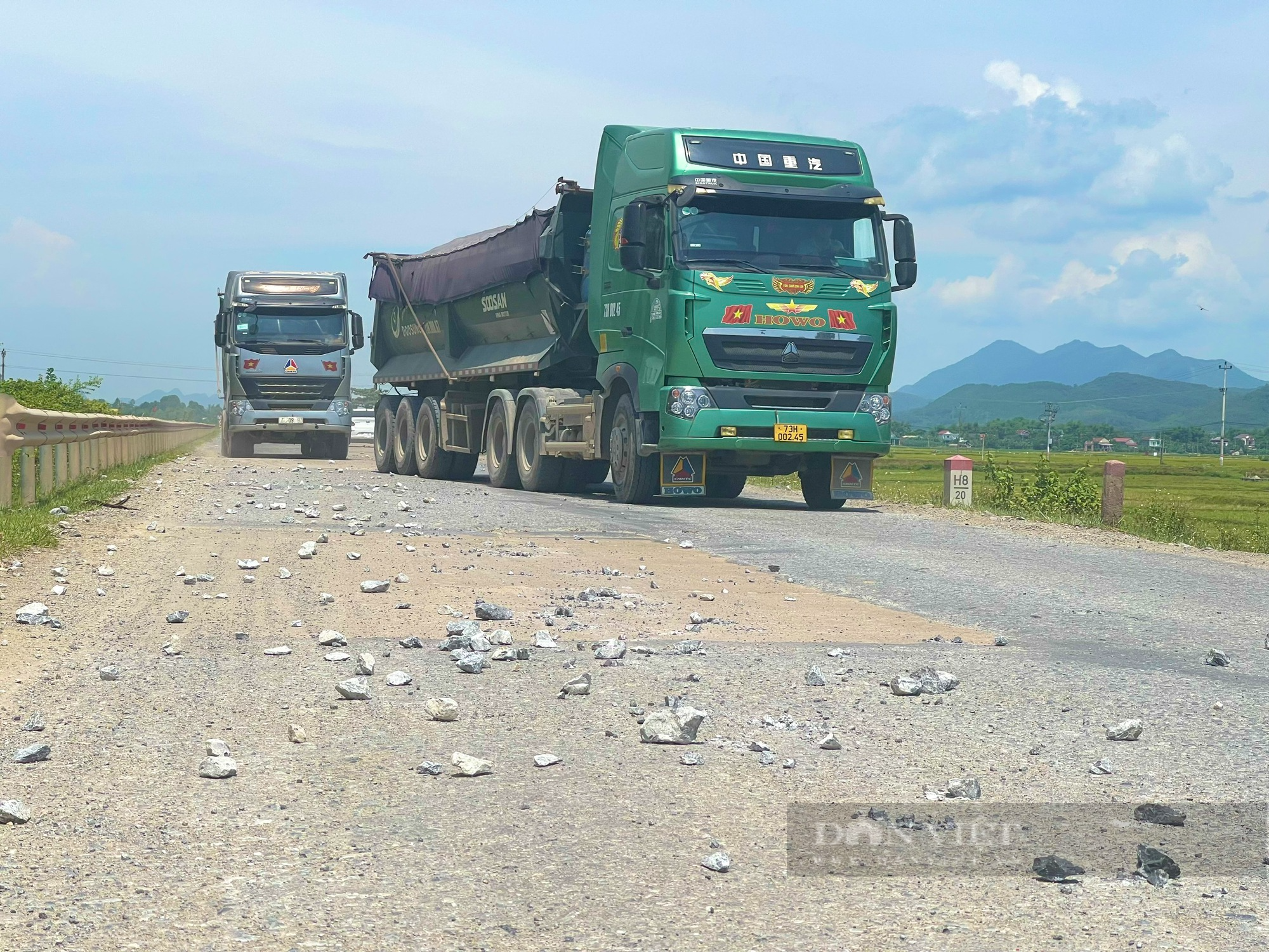 Quảng Bình: Xe dấu hiệu quá khổ, quá tải rơi đá trên đường gây mất an toàn giao thông - Ảnh 2.