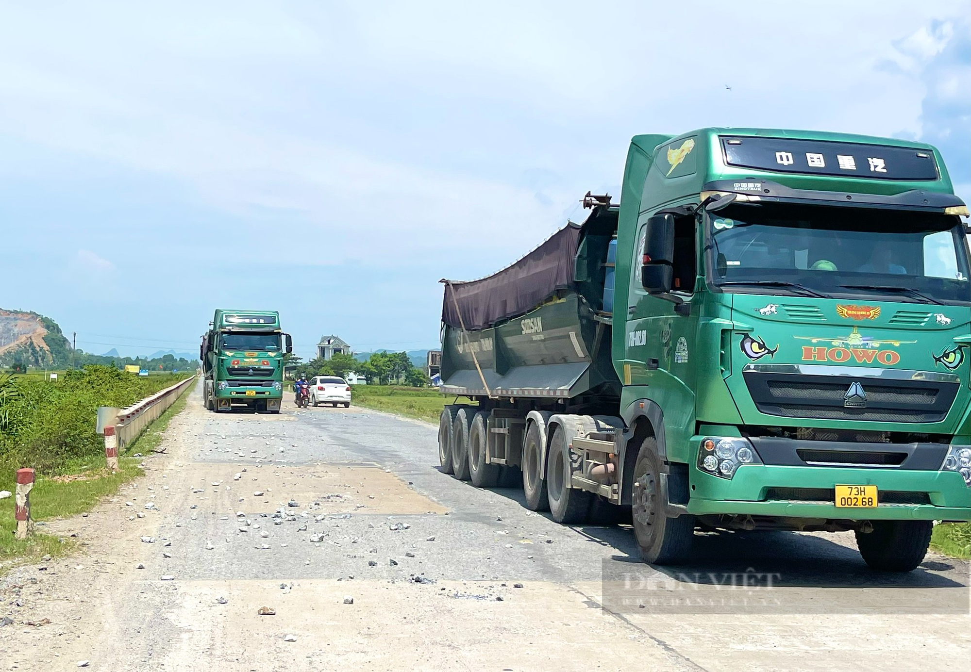 Quảng Bình: Xe dấu hiệu quá khổ, quá tải rơi đá trên đường gây mất an toàn giao thông - Ảnh 3.