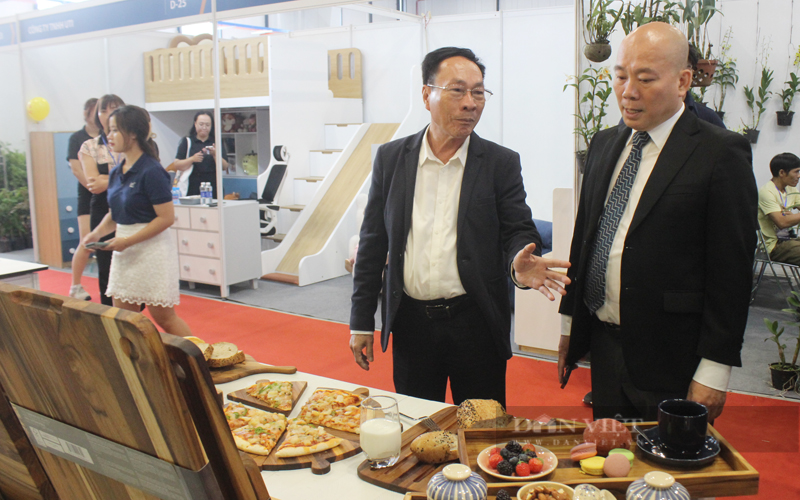 Lãnh đạo Cục xúc tiến thương mại tham quan gian hàng gỗ nội thất xuất khẩu của công ty gỗ Lâm Việt (Bình Dương). Ảnh: Nguyên Vỹ