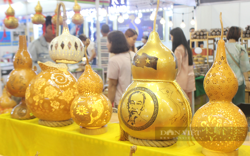 Sản phẩm mỹ nghệ đến từ tỉnh Tây Ninh được tạo tác thành đèn bàn, đèn ngủ từ trái bầu hồ lô. Ảnh: Nguyên Vỹ