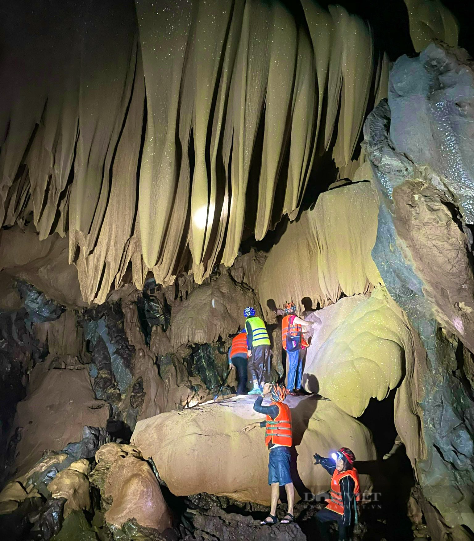 Quảng Bình: Phát hiện hang động nằm giữa rừng Trường Sơn với nhiều khối thạch nhũ độc đáo - Ảnh 1.