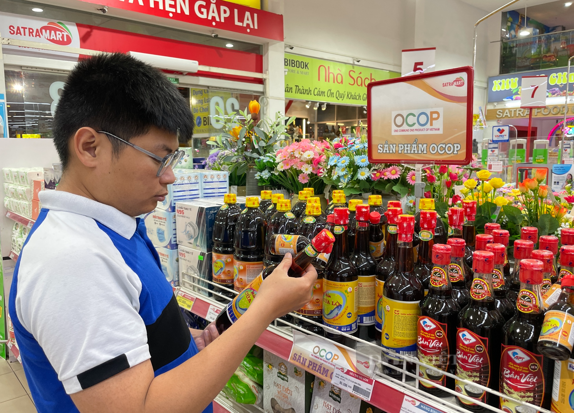 Nhiều siêu thị lớn nhất TP.HCM đầu tư khu vực riêng bán sản phẩm OCOP, đặc sản Bắc Trung Nam có đủ - Ảnh 1.
