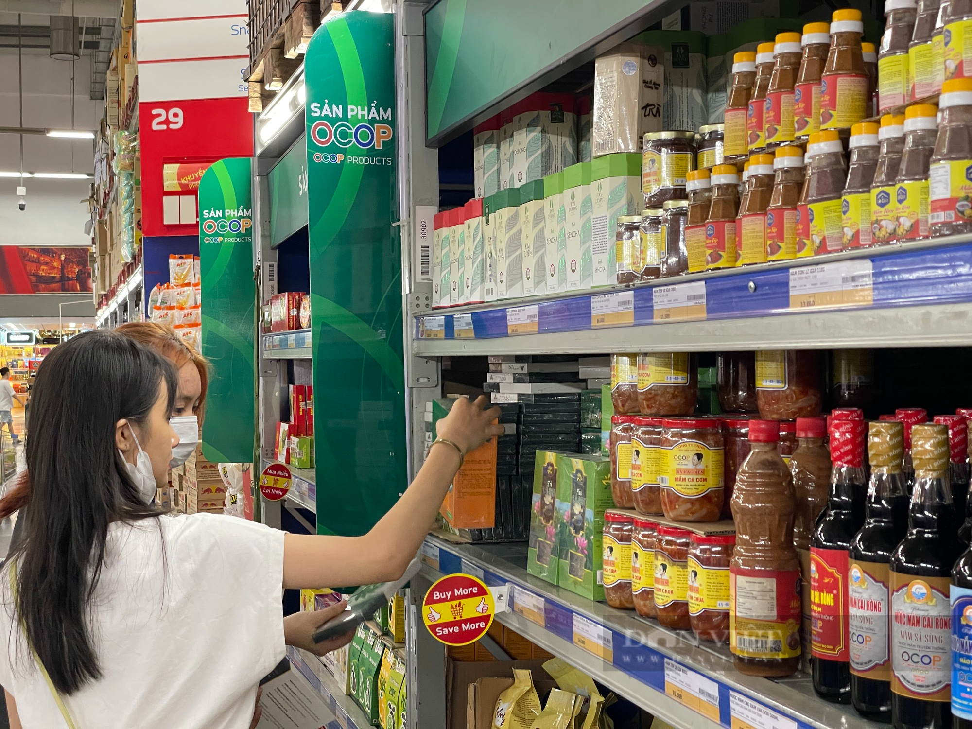 Nhiều siêu thị lớn nhất TP.HCM đầu tư khu vực riêng bán sản phẩm OCOP, đặc sản Bắc Trung Nam có đủ - Ảnh 2.