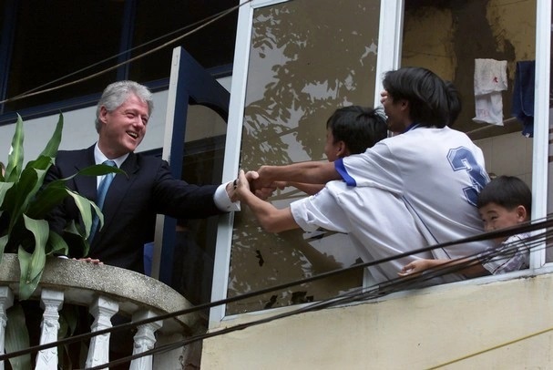 Tổng thống Bill Clinton lẩy Kiều trong chuyến thăm đầu tiên của nguyên thủ Mỹ tới Việt Nam như thế nào? - Ảnh 2.