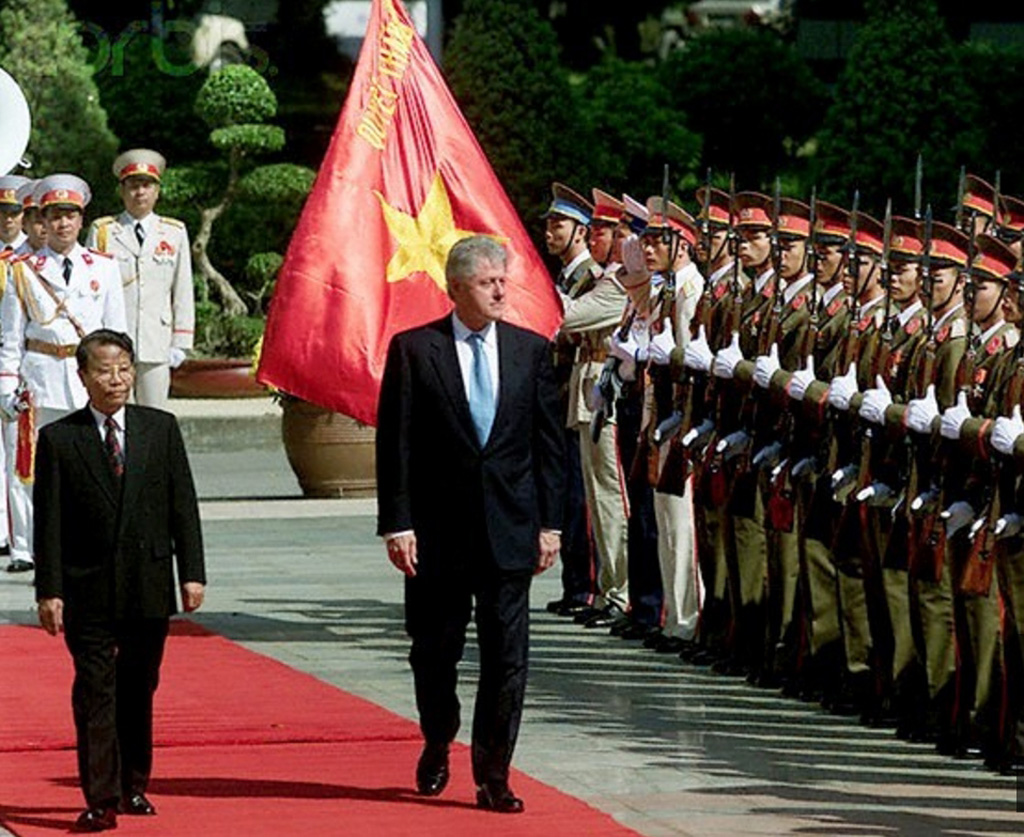 Tổng thống Bill Clinton lẩy Kiều trong chuyến thăm đầu tiên của nguyên thủ Mỹ tới Việt Nam như thế nào? - Ảnh 1.