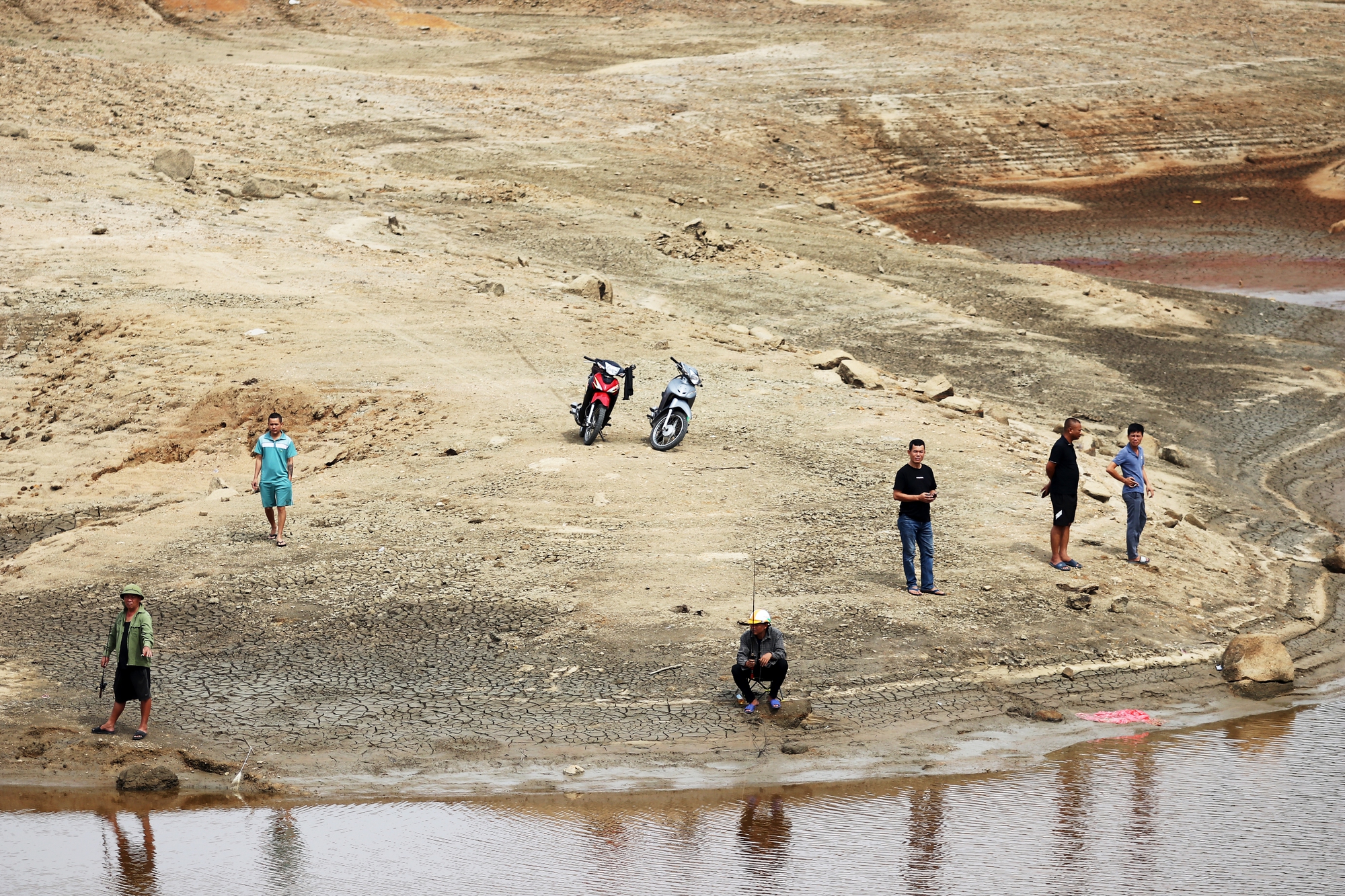 Hà Tĩnh: Hồ Thiên Tượng cạn trơ đáy, hơn 1.2 vạn hộ dân nguy cơ thiếu nước sinh hoạt - Ảnh 3.