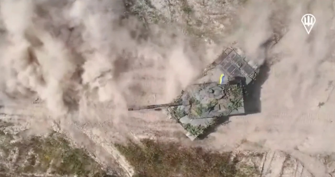 Siêu tăng Challenger 2 của Ukraine khiến 'quân Nga khiếp sợ' bốc cháy ngùn ngụt ngay khi vừa xuất kích - Ảnh 1.