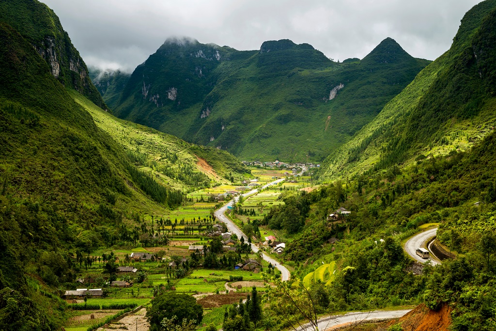 Một thung lũng hiện ra đẹp mê tơi ở Hà Giang, nơi lấy làm bối cảnh cho một bộ phim nổi tiếng Việt Nam - Ảnh 1.