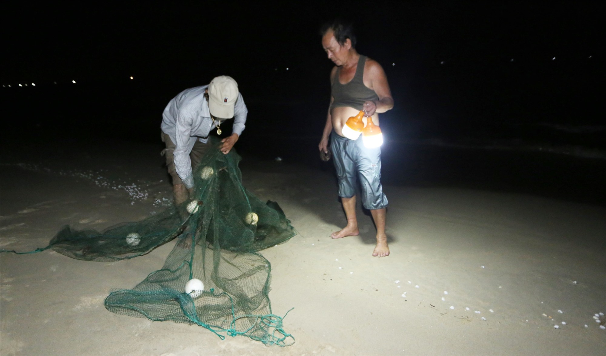 Đổ xô rọi đèn pin xuống một vùng biển ở Quảng Nam bắt con vật cầm lên nó cuốn tay nhồn nhột - Ảnh 6.