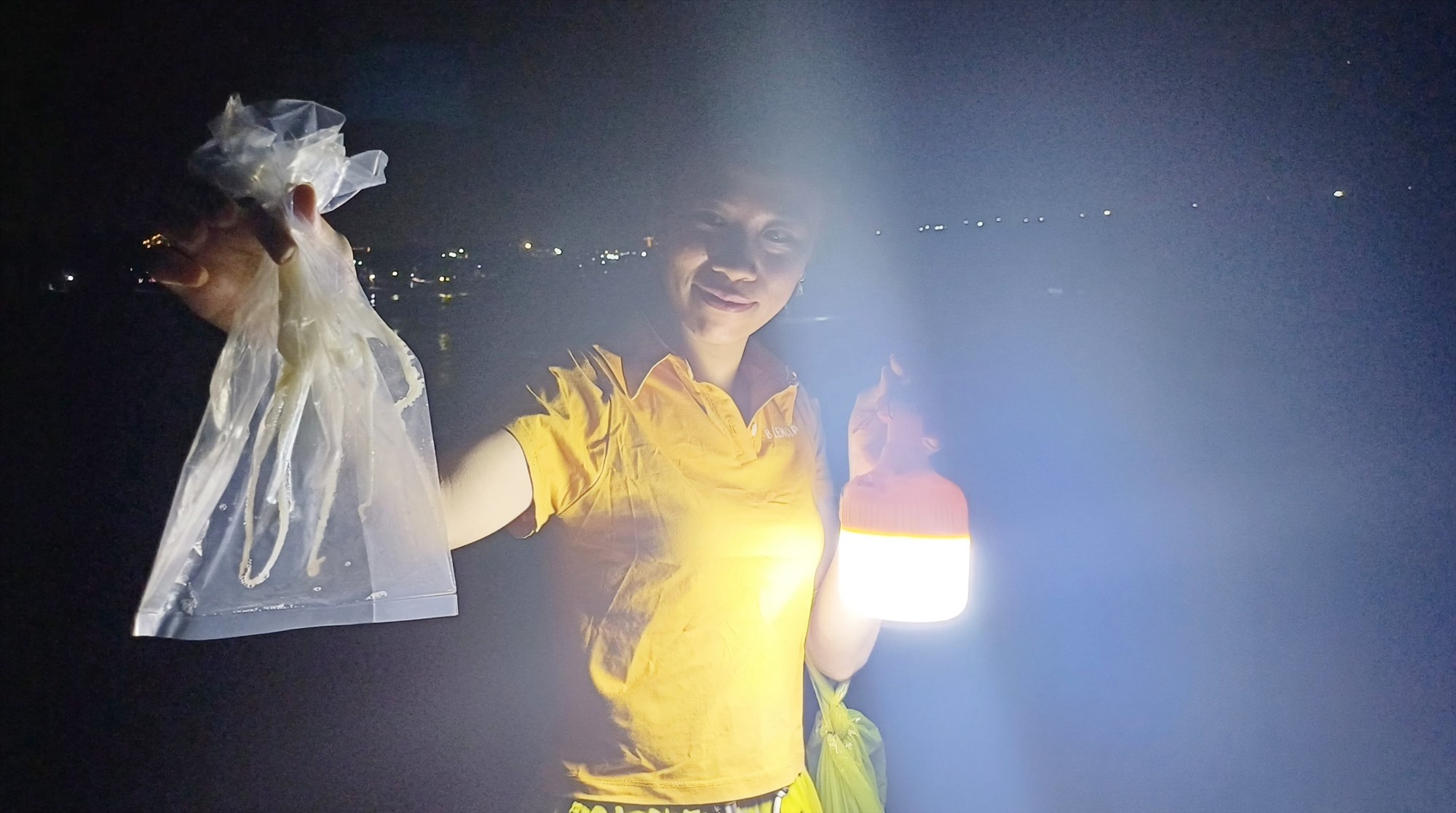 Đổ xô rọi đèn pin xuống một vùng biển ở Quảng Nam bắt con vật cầm lên nó cuốn tay nhồn nhột - Ảnh 4.