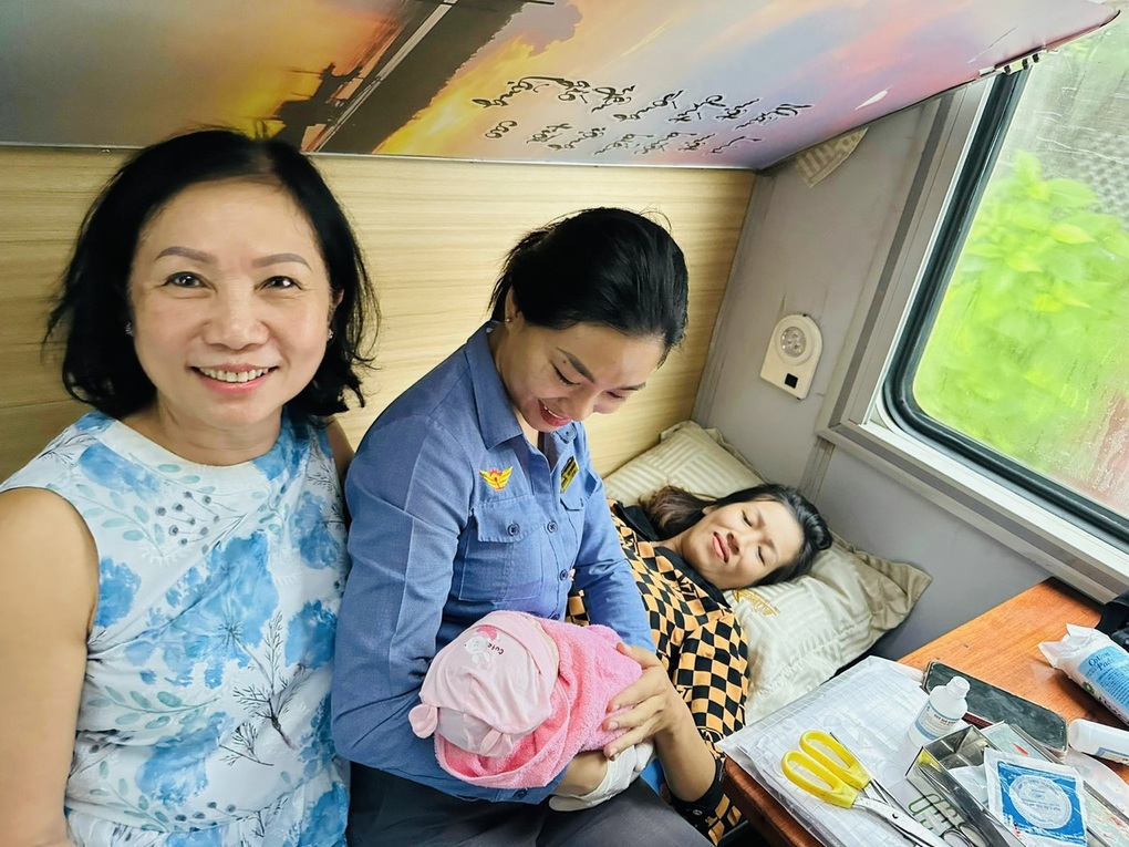 Hành khách sinh hạ bé gái trên khoang tàu hỏa - Ảnh 1.