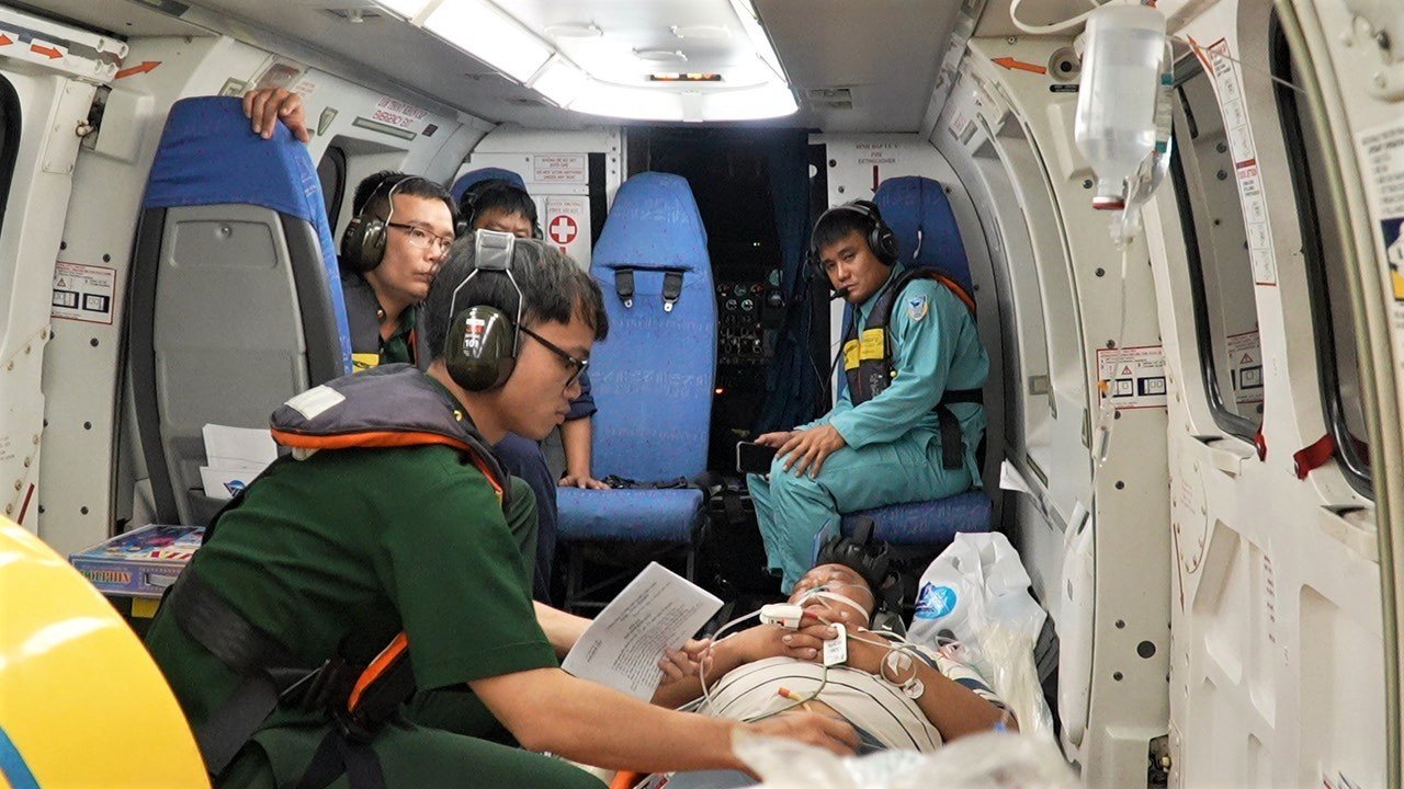 Lần đầu tiên vận chuyển bay cấp cứu 3 bệnh nhân bị giảm áp tại đảo Sinh Tồn - Ảnh 1.